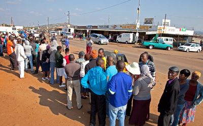 Residents of Atteridgeville standing in long queues and others casting their votes at Mahlogonolo Ledwaba. Picture: GCIS 