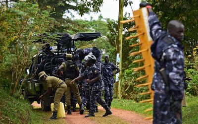 Ugandan police stand guard outside the oposition leader Kizza Besigye's house in Kampala on February 21, 2016. Picture:  AFP/CARL DE SOUZA
