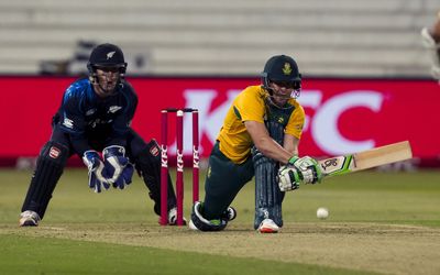 SA's AB de Villiers plays a reverse sweep as New Zealand's Luke Ronchi looks on during their T20 International cricket match in Durban, August 14 2015. REUTERS/ROGAN WARD