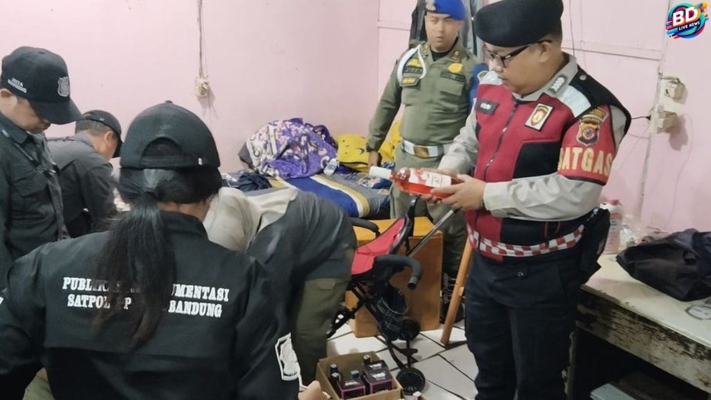 Satpol PP Bongkar Peredaran Miras dan Obat di Terminal Antapani