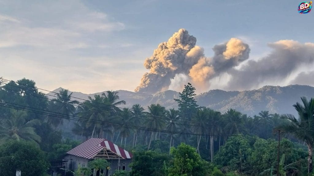 Abu Vulkanik Gunung Dukono Erupsi, Terjang 10 Km ke Arah Timur