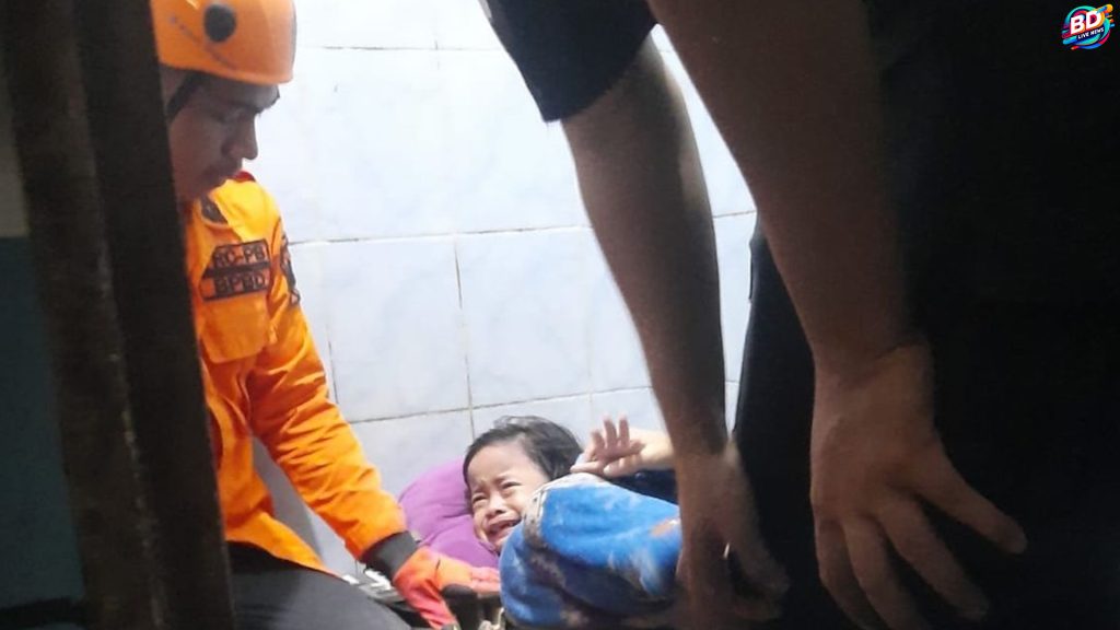 Damkar Evakuasi Tangan Bocah 4 Tahun Terjepit di Kloset