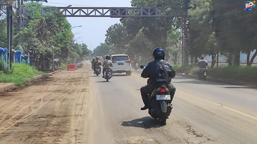 Pengendara Pantura Pasuruan Terganggu Debu Sisa Banjir