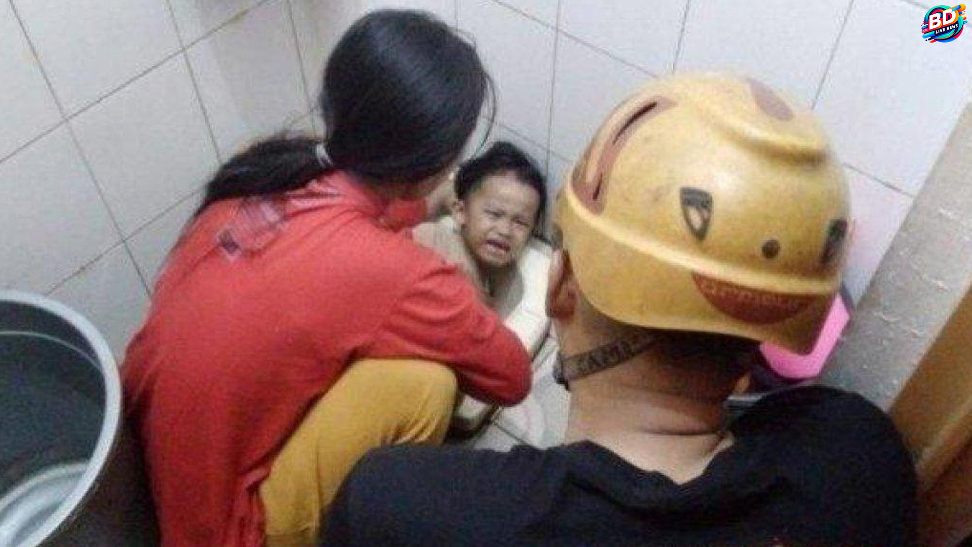 Damkar Evakuasi Tangan Bocah 4 Tahun Terjepit di Kloset