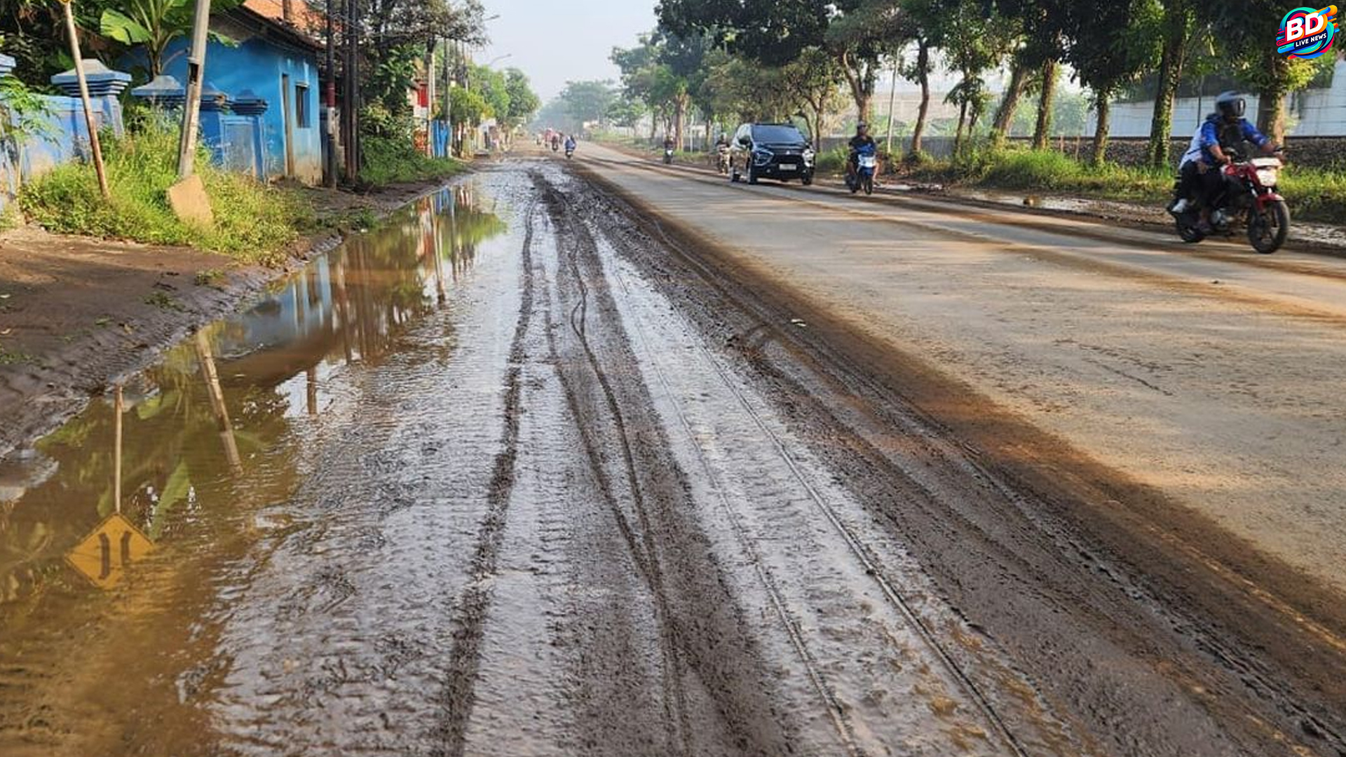 Pengendara Pantura Pasuruan Terganggu Debu Sisa Banjir