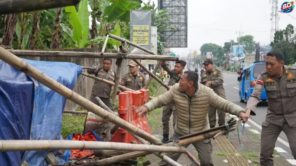 Operasi Satpol PP Bogor: Puncak Bersih dari 27 Lapak PKL Liar
