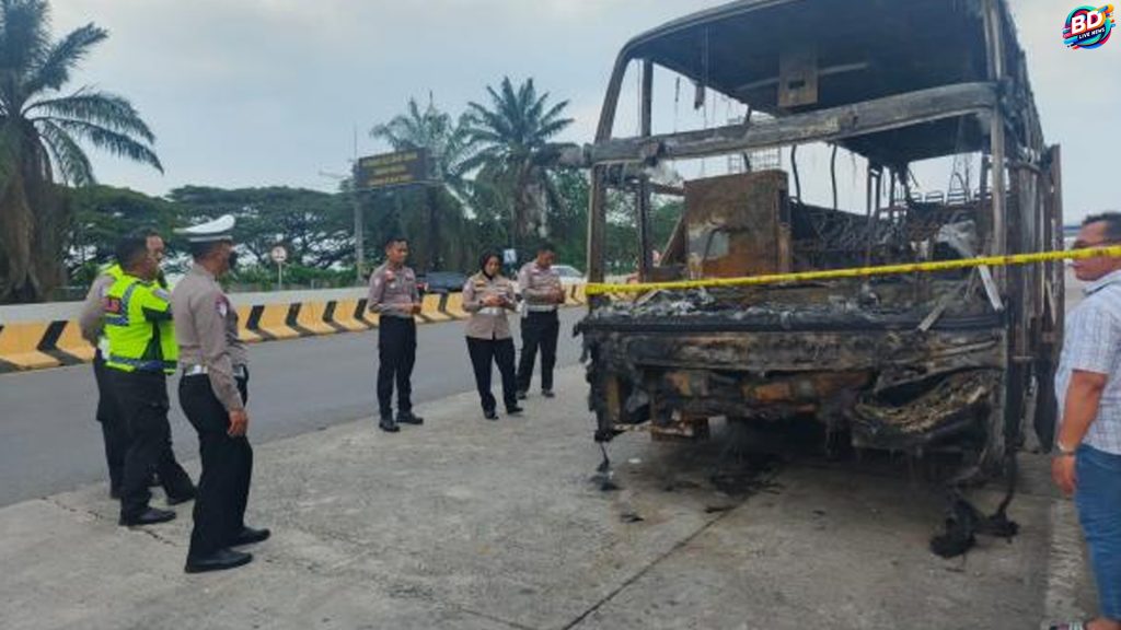 Bus SD IT Kebayoran Lama Terbakar di Tol Jakarta-Cikampek