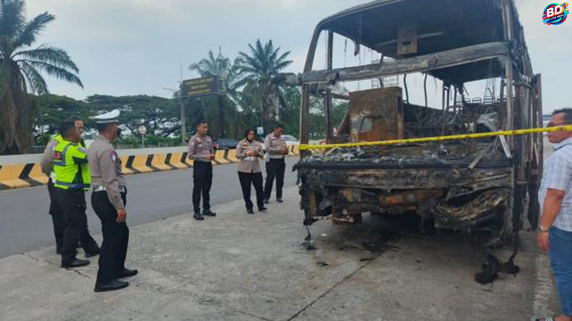 Bus SD IT Kebayoran Lama Terbakar di Tol Jakarta-Cikampek