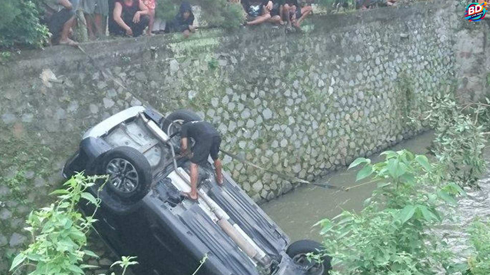 Mobil Dewan Tulungagung Masuk Sungai Gegara Tabrakan