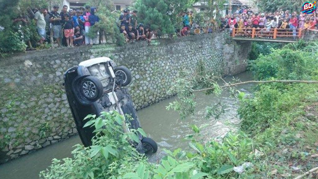 Mobil Dewan Tulungagung Masuk Sungai Gegara Tabrakan