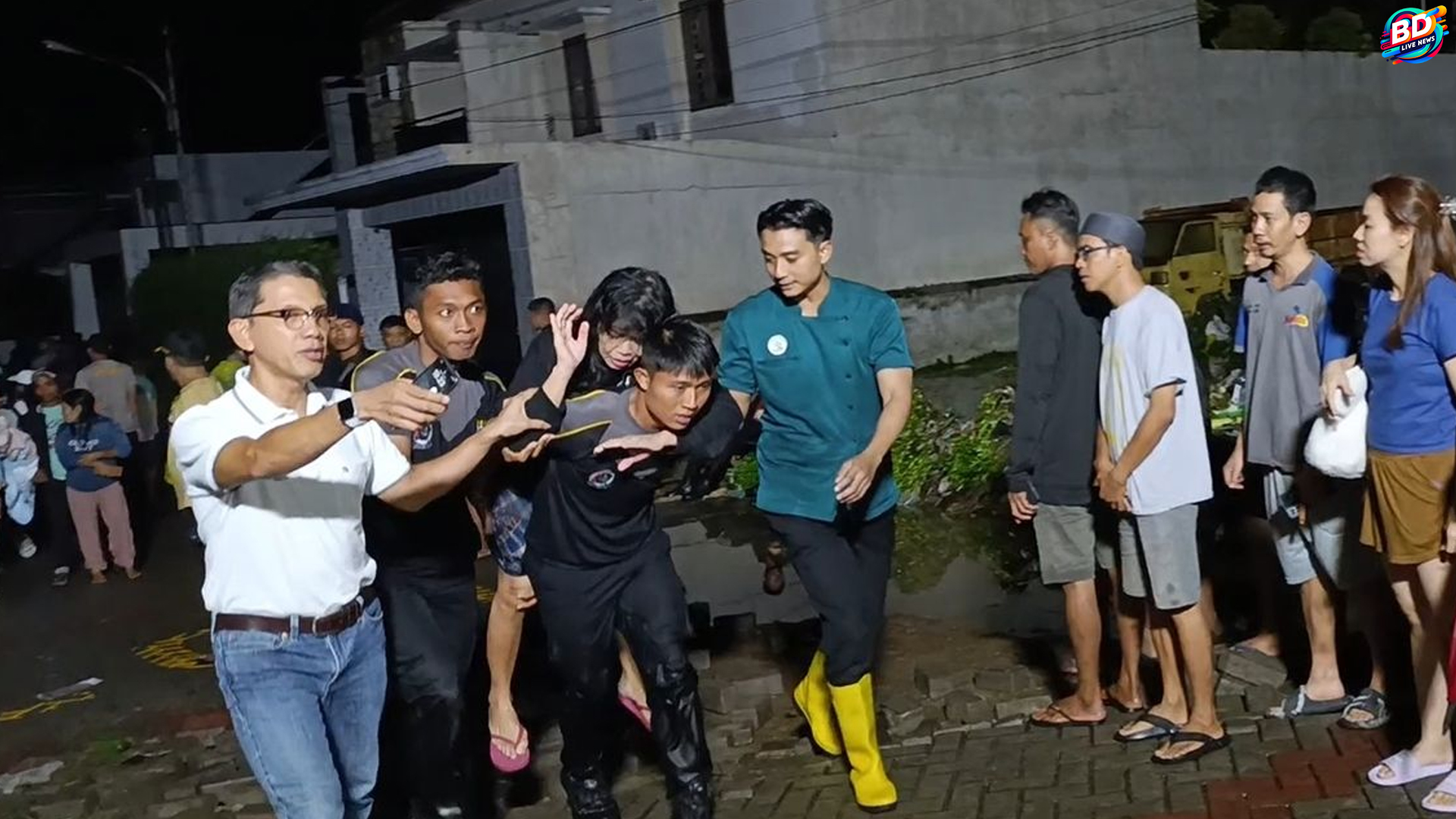 Rumah Terendam Banjir, Warga Mataram Mengungsi ke Loteng