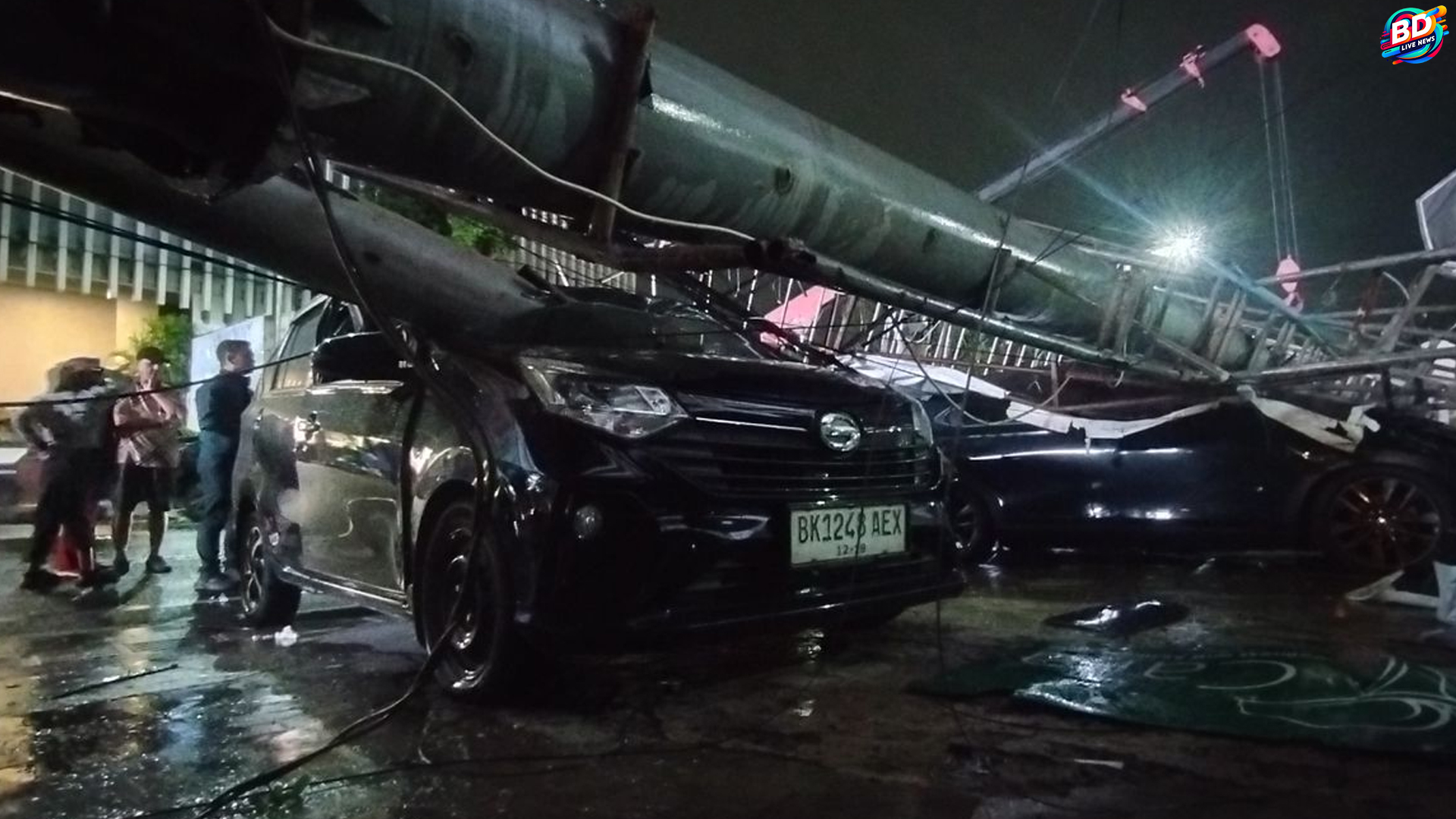 Kejadian Tak Terduga di Medan: Papan Reklame Roboh, 1 Korban