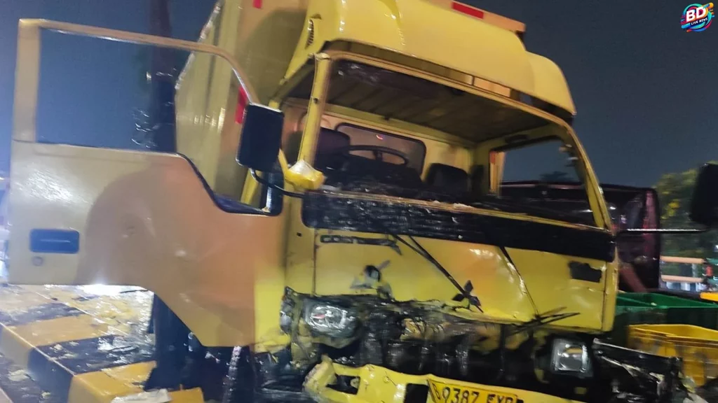 Flyover Klender : Truk Tabrak Mobil Pikap, 2 Sopir Terluka Parah
