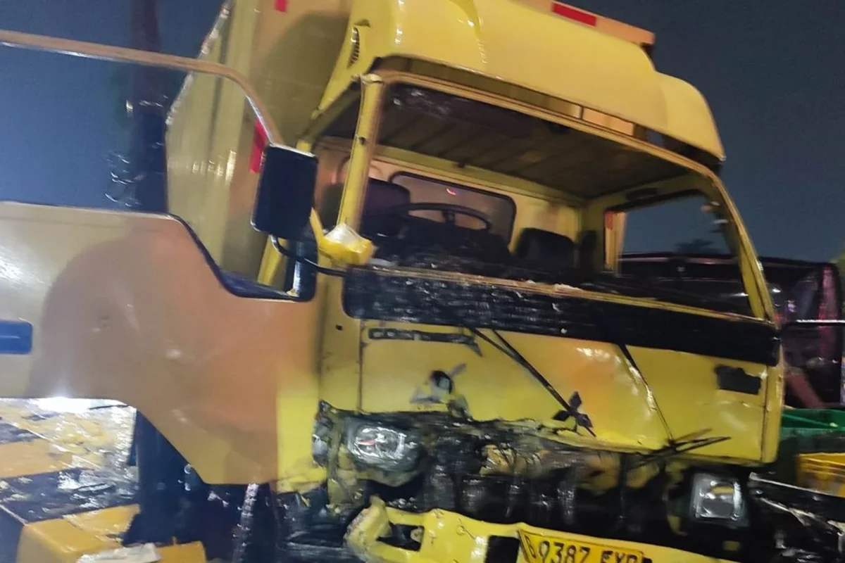 Flyover Klender : Truk Tabrak Mobil Pikap, 2 Sopir Terluka Parah