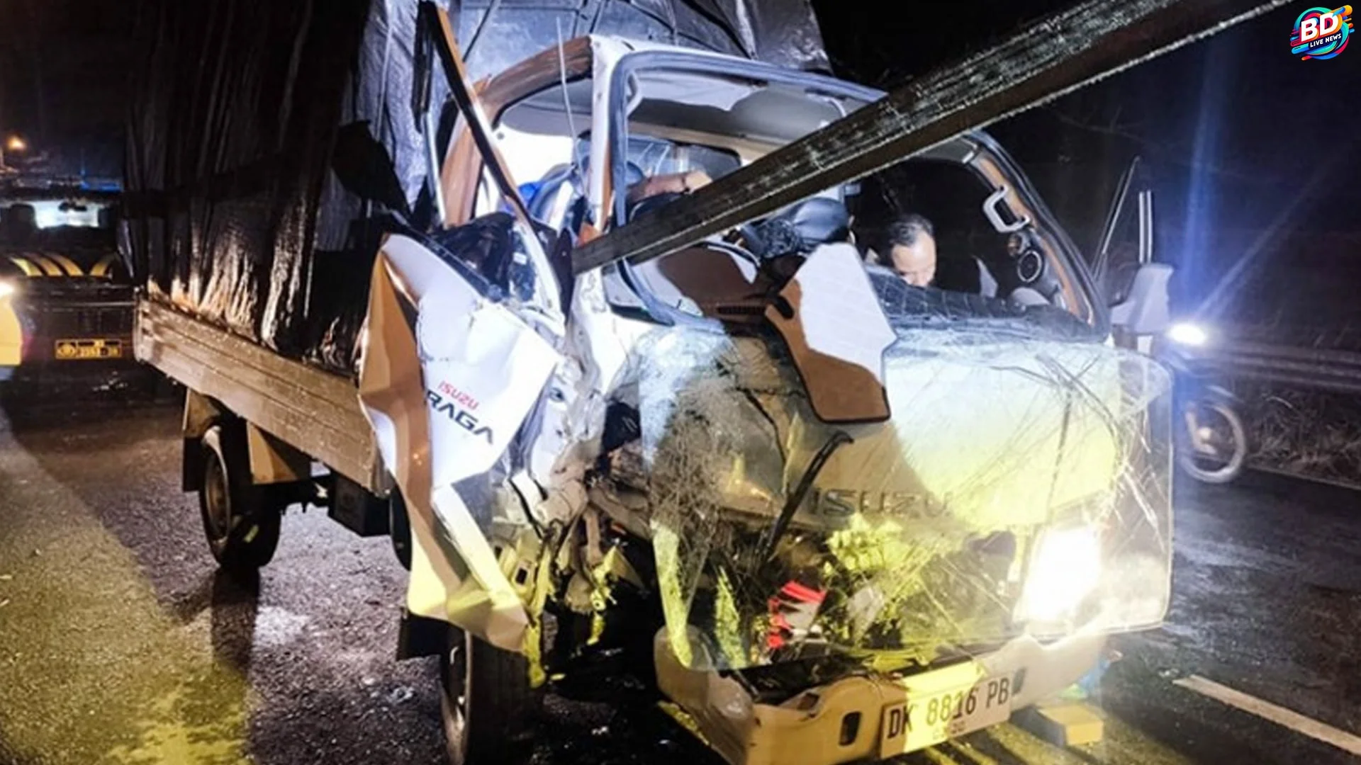 Flyover Klender : Truk Tabrak Mobil Pikap, 2 Sopir Terluka Parah