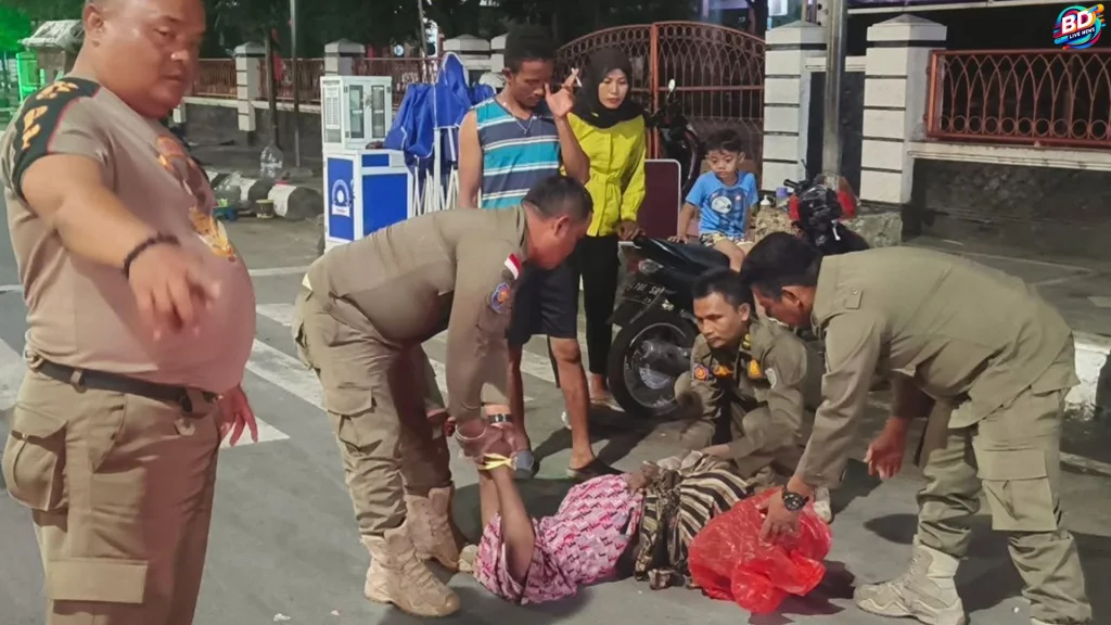 Satpol PP Evakuasi ODGJ: 5 Petugas Lawan Pria Baring Santai Ngeri