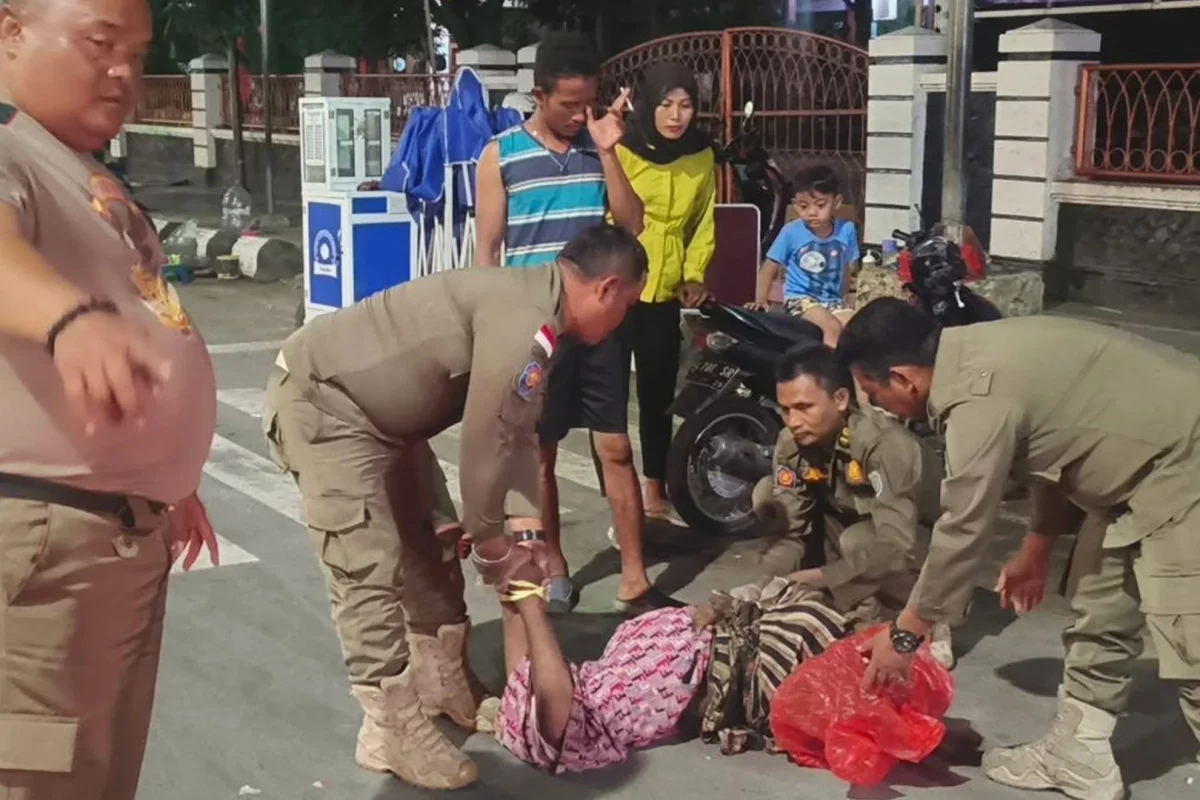 Satpol PP Evakuasi ODGJ: 5 Petugas Lawan Pria Baring Santai Ngeri