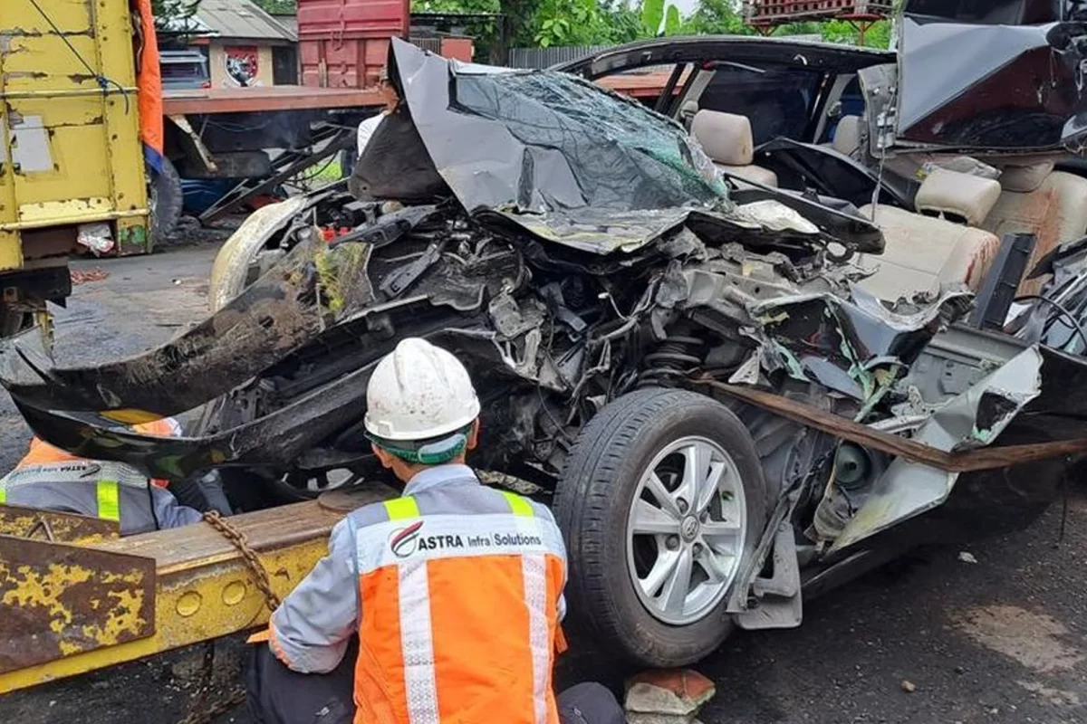 Fakta Penting Kecelakaan Avanza & Truk Di Tol Jombang 2 Warga Tewas