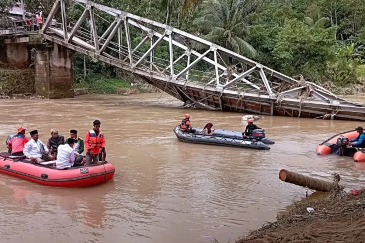 4 Lokasi Jembatan Rusak di Aceh Yang Memaksa Warga Gunakan Perahu Karet