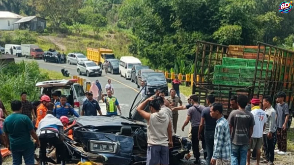 Truk Mundur Di Simalungun Tabrak Mini Bus 5 Korban Langsung Dilarikan