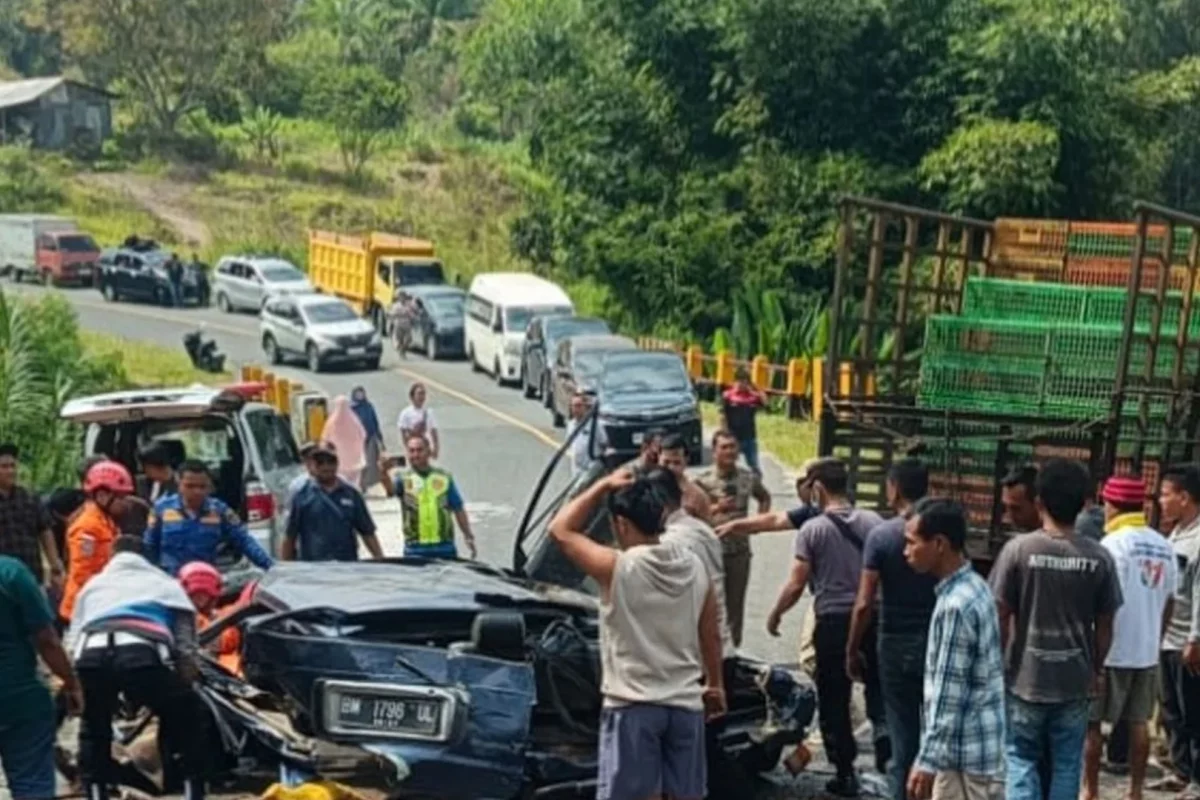Truk Mundur Di Simalungun Tabrak Mini Bus 5 Korban Langsung Dilarikan