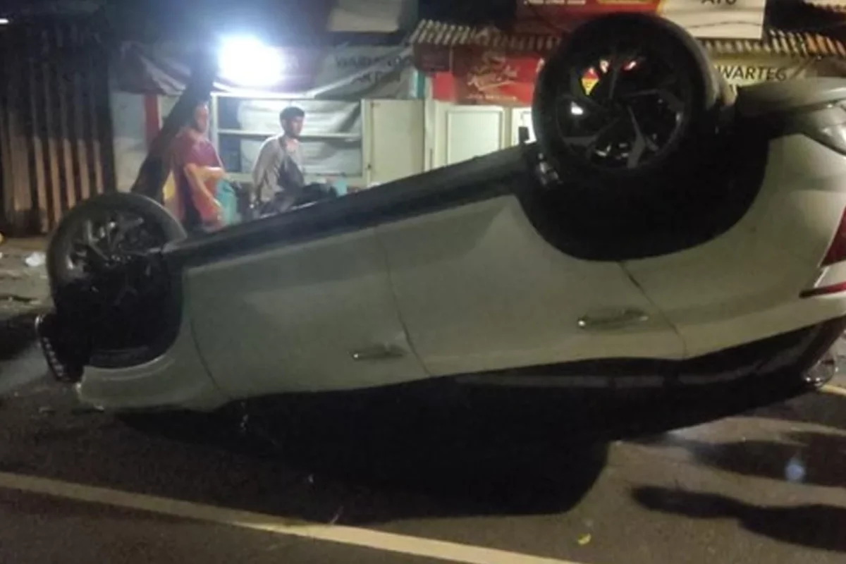 Kronologi Baru Kecelakaan Depan Lapas Cipinang 5 Mobil Putih Terbalik