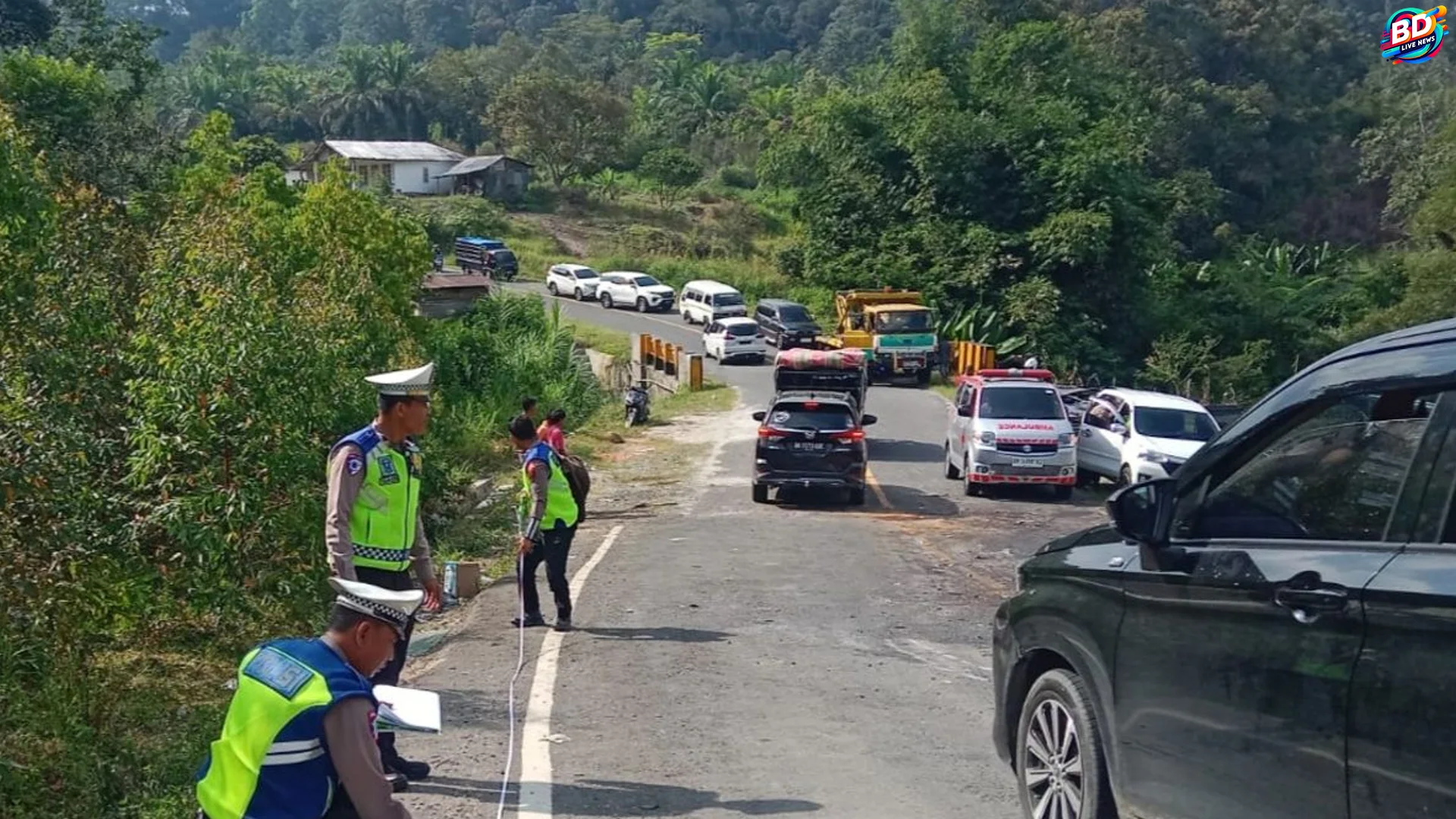 Truk Mundur Di Simalungun Tabrak Mini Bus 5 Korban Langsung Dilarikan