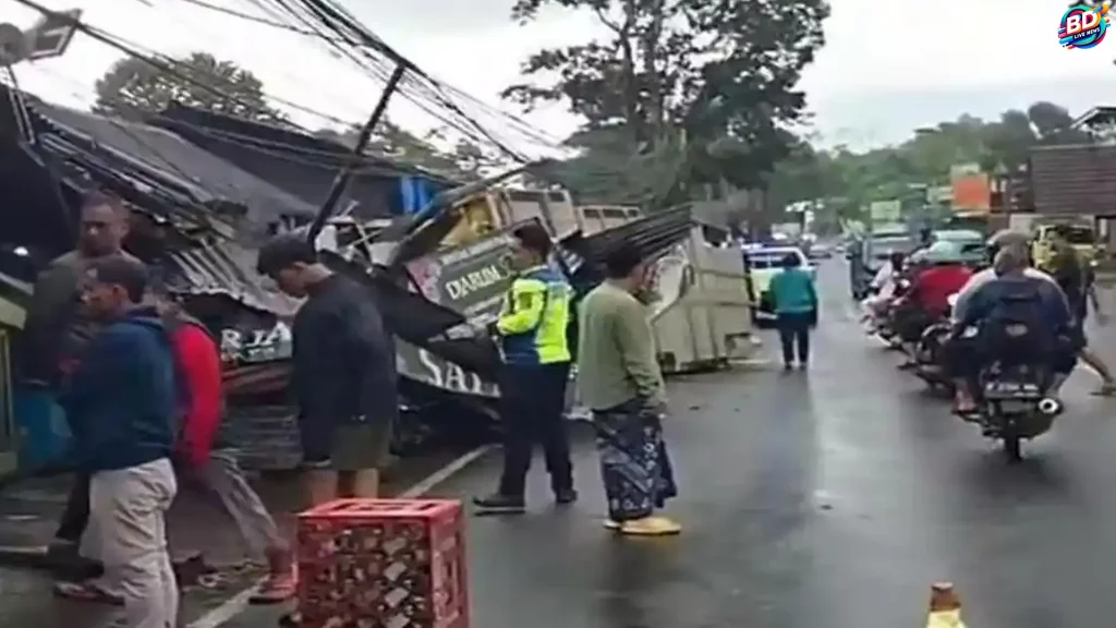 Tragedi Kecelakaan Truk Muatan Hebel 3 Motor & Warung Terlibat Di Bogor