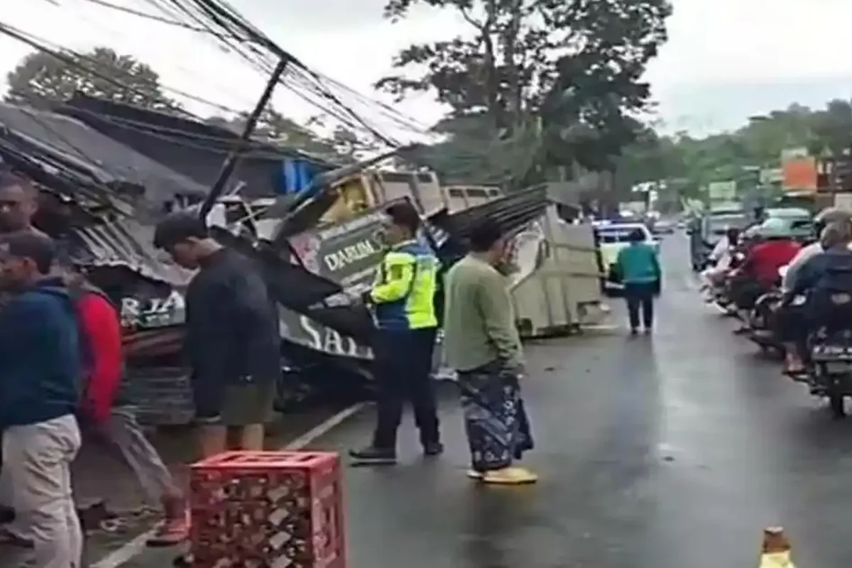 Tragedi Kecelakaan Truk Muatan Hebel 3 Motor & Warung Terlibat Di Bogor