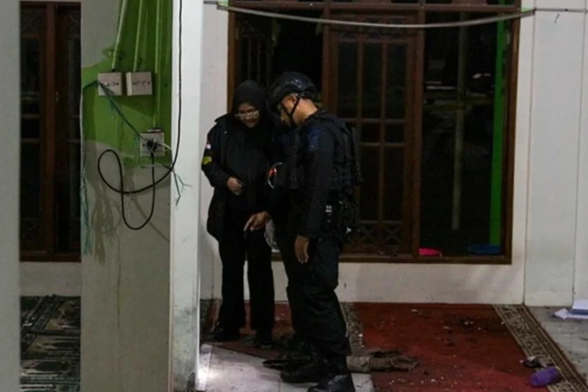 Tim Gegana 5 Teknik Cermat Mengurai TKP Ledakan di Masjid Kapolres